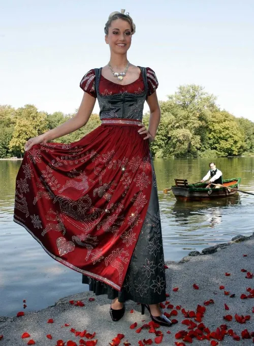 Средневековое платье Swarovski Dirndl Dress
