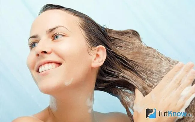Девушка натирает свои волосы хозяйственным мылом