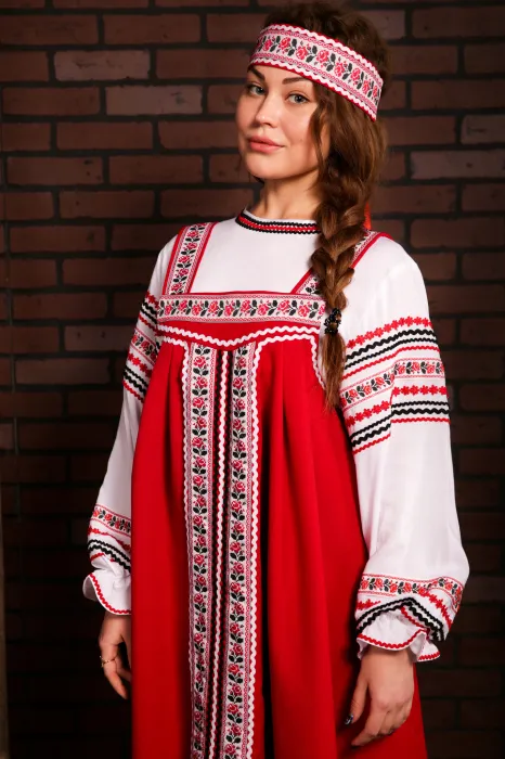 Молодые девушки предпочитали красные сарафаны. /Фото: static-ru.insales.ru