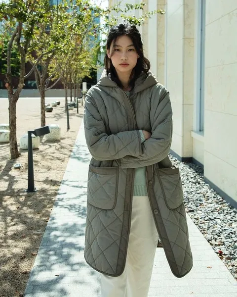 Фото №2 - Стеганые куртки, гольфы и свитеры с замком — тренды осени и зимы 2021-2022, которые носит Чон Хо Ён