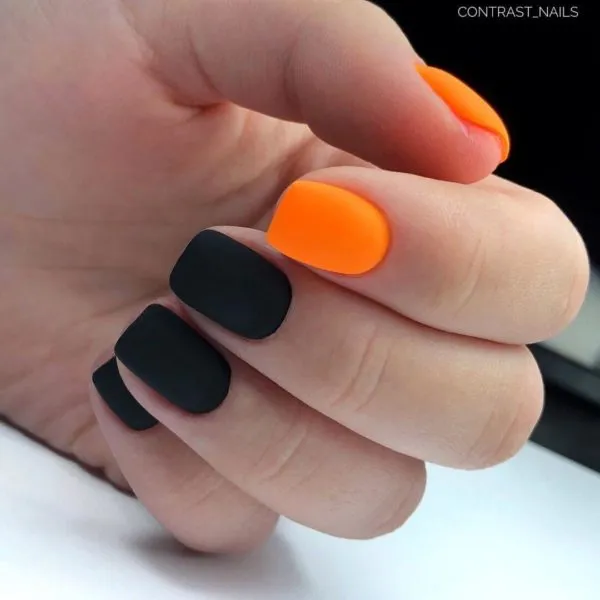 Оранжевый матовый маникюр с черным