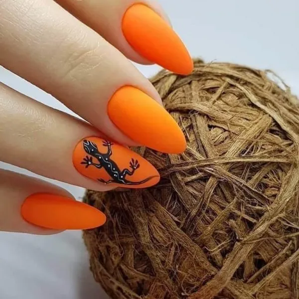 Оранжевый матовый маникюр с ящерицей