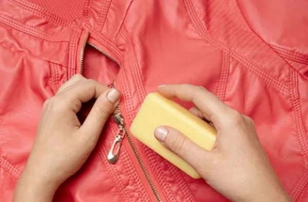 Как починить молнию на куртке, если она туго застегивается 