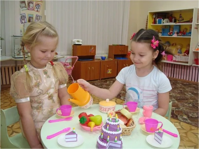 Игра в чаепитие поможет детям выучить правила поведения за столом.