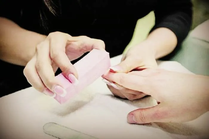 Шлифовка ногтей с помощью бафика