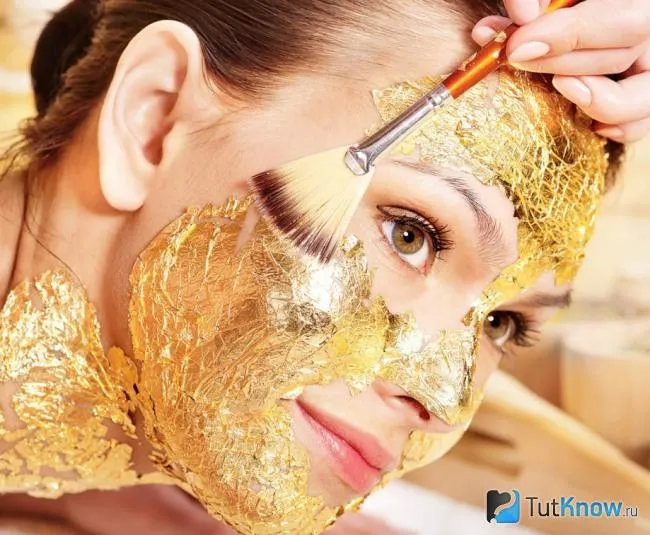 Нанесение маски с золотом на лицо