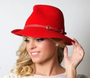 Федора красная шляпа