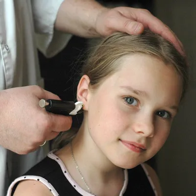 стоит ли девочке в 1 год прокалывать уши