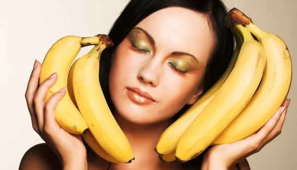 Банановые маски устраняют жирность прядей