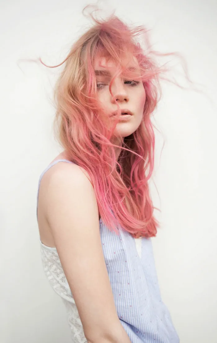 Розовый блонд на кудрявые волосы