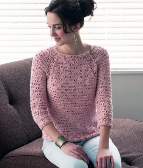 Розовый ажурный свитер крючком