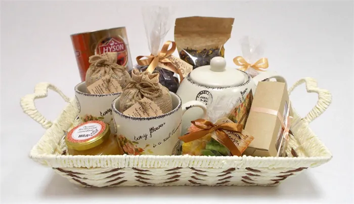Чайный или кофейный набор в подарочной упаковке со сладостями