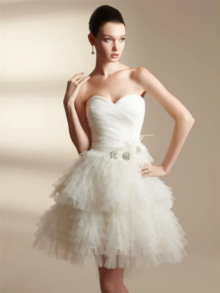 Короткое свадебное платье с открытыми плечами