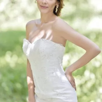 Свадебное платье с пайетками и открытыми плечами