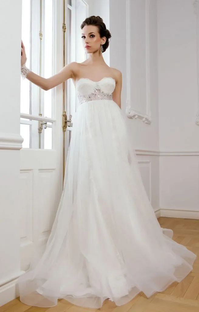 Романтичное свадебное платье с открытыми плечами