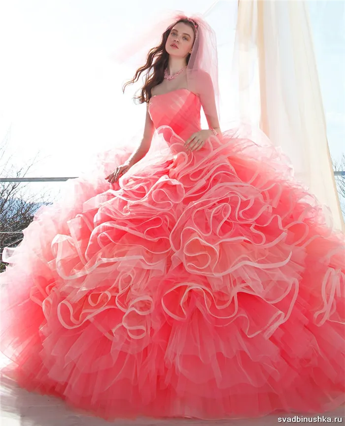 Коралловое свадебное платье