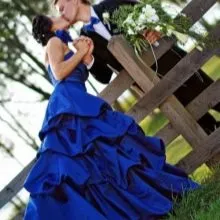 Свадебное синее платье гарманирующие с нарядом жениха
