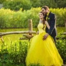 Свадебное желтое платье гарманирующие с нарядом жениха