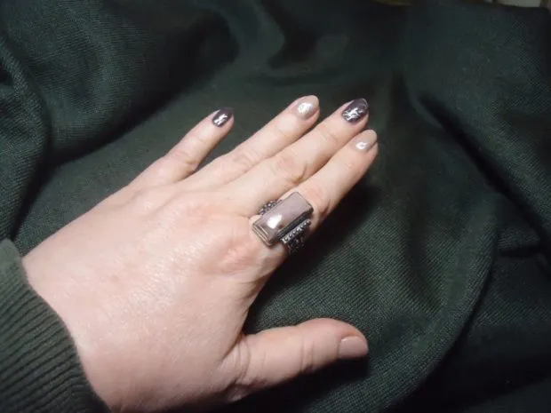 как носят кольца женщины: на указательном пальце с коричневым камнем 