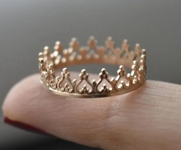 на каких пальцах носят кольца женщины: корона
