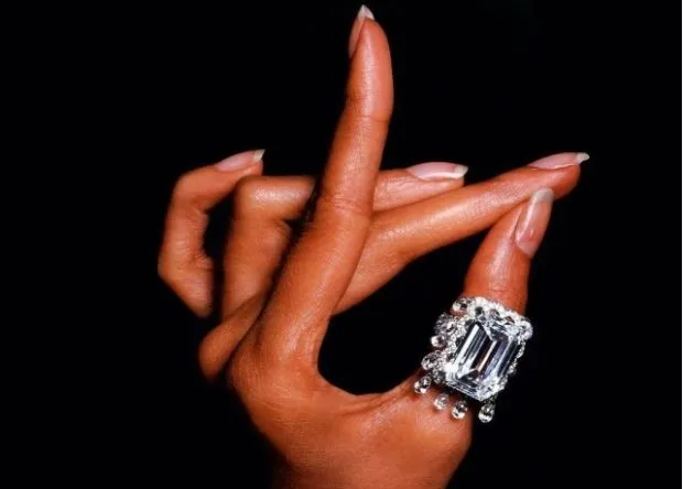 как носят кольца женщины: на большом пальце массивный камень прозрачный