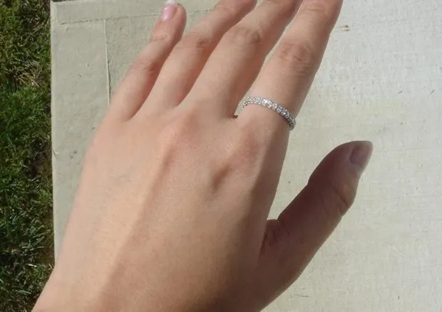 как носят кольца женщины: на указательном пальце из мелких камешек 