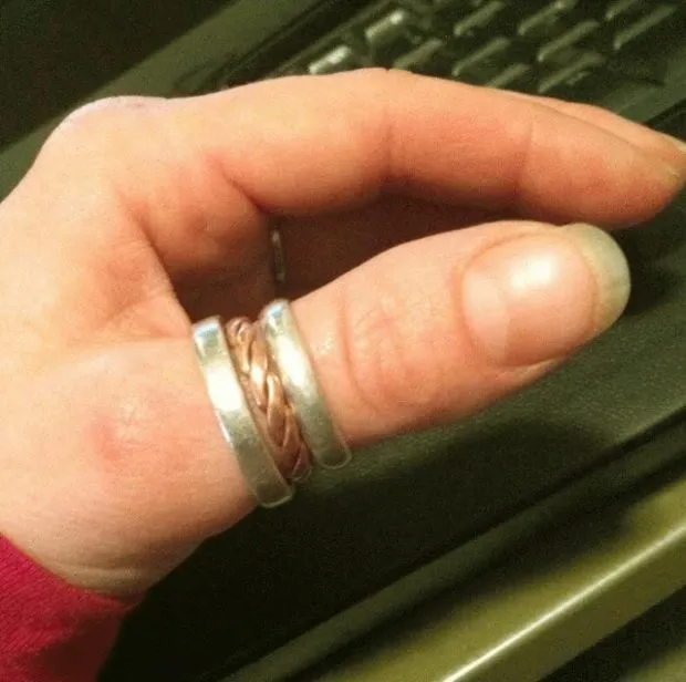 на каких пальцах носят кольца женщины: на большом пальце из двух металлов коса по центру