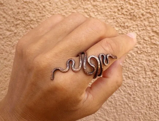 как носят кольца женщины: на указательном пальце змея 