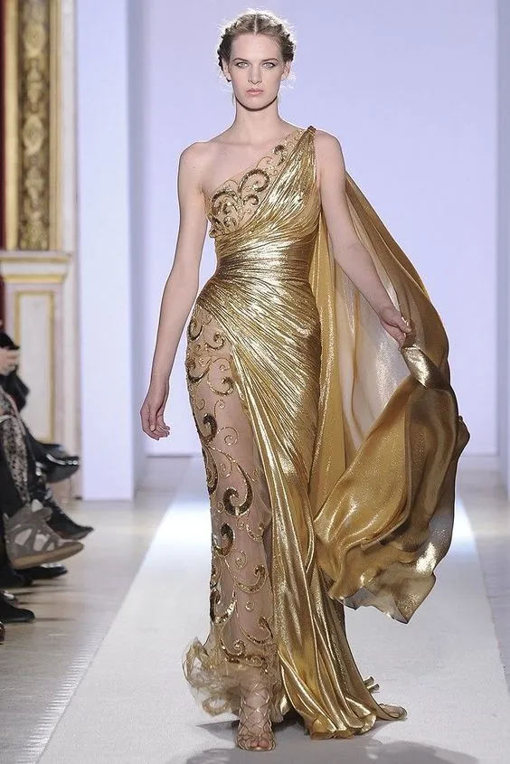 Золотое платье в греческом стиле.