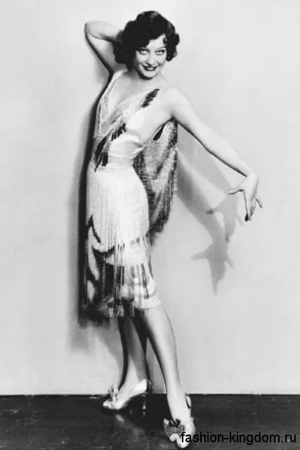 Двуцветное платье-миди 1920 годов прямого фасона, с глубоким V-образным вырезом, украшенное бисером.