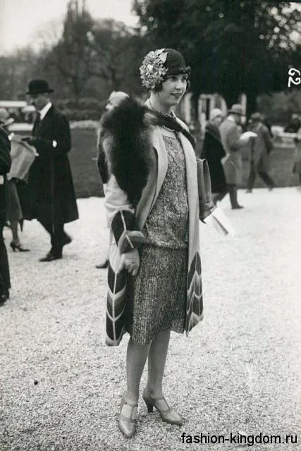 Коктейльное платье 1920 годов длиной до колен, свободного фасона в тандеме со шляпой клош и туфлями на каблуке.