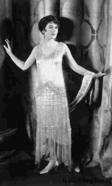 Длинное атласное платье 1920 годов, прямого кроя с асимметричным подолом, без рукавов.
