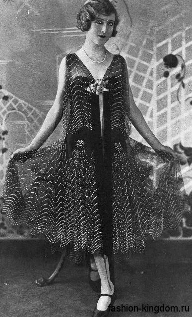Модное платье 1920 годов расклешенного кроя, длиной ниже колен, без рукавов, декорированное бантом.