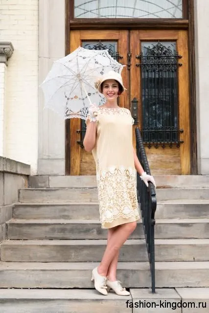 Платье-миди в стиле 1920 годов, бежевого цвета, свободного фасона, с ажурными вставками в сочетании со шляпой клош.