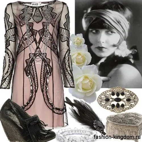 Платье-миди бежевого цвета 1920 годов, с длинными гипюровыми рукавами в тандеме с серебристыми украшениями.