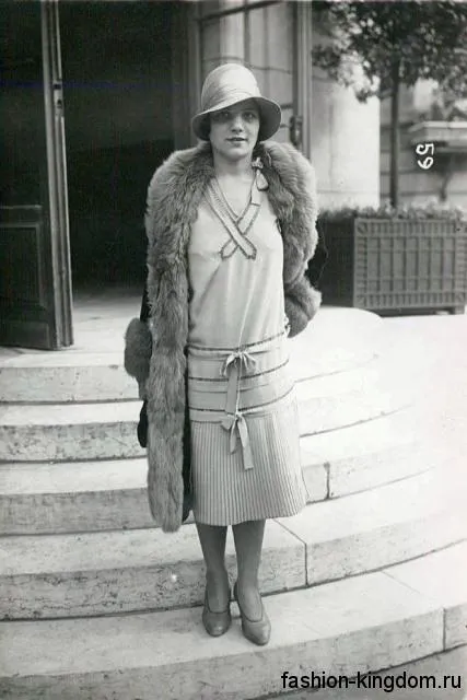 Повседневное платье 1920 годов прямого фасона, длиной миди в сочетании с меховым пальто и шляпой клош.