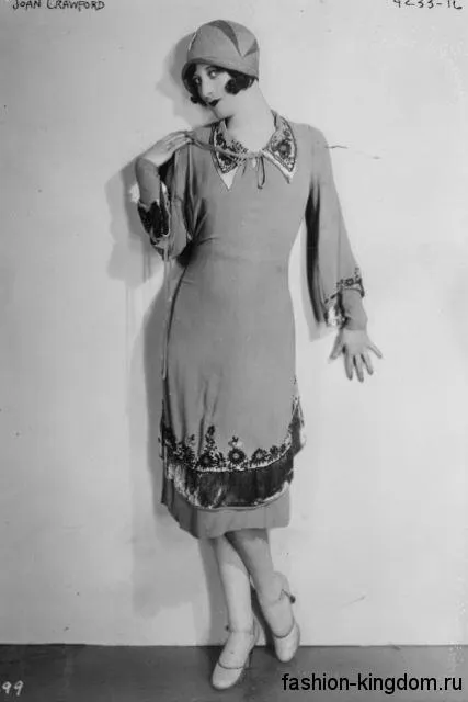 Платье 1920 годов прямого кроя, длиной миди, декорированное вышивкой, сочетается со шляпой клош.