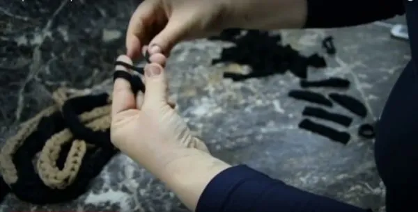Плетение цепочки из колготок на пальцах
