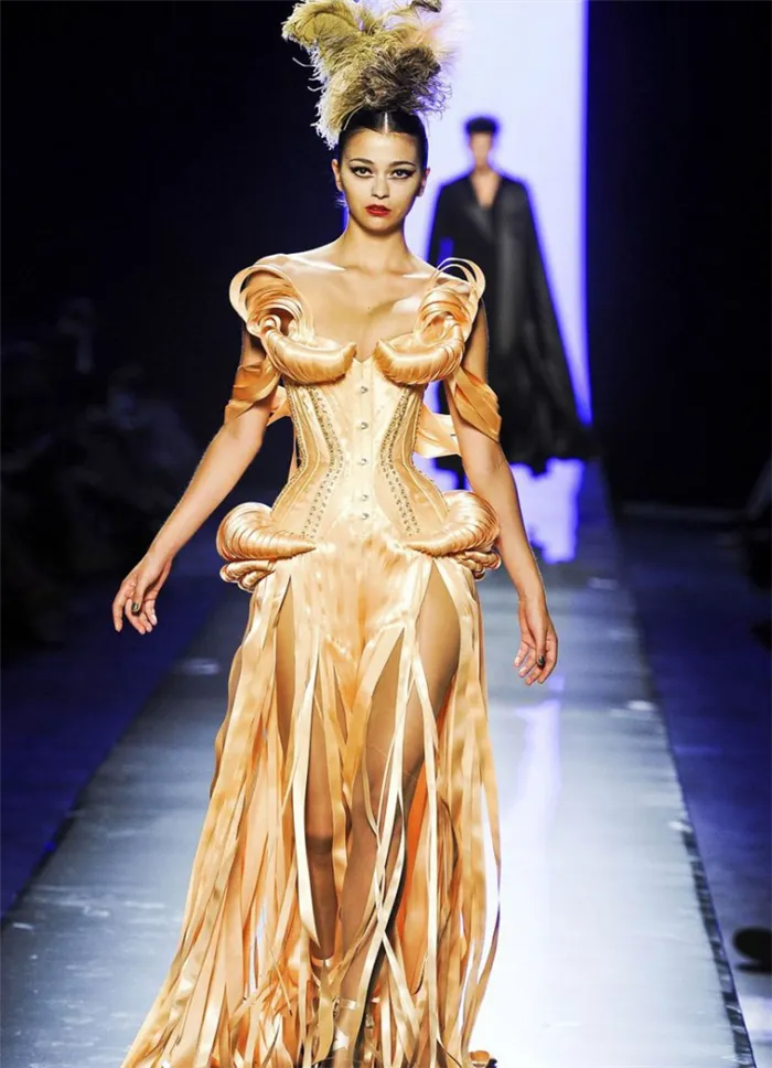 Золотистое платье в стиле рококо