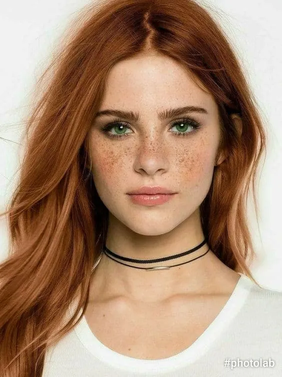 Рыжая девушка с зелеными глазами