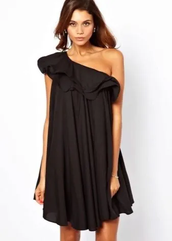 Черное трапецивидное платье с одним рукавом крылышком