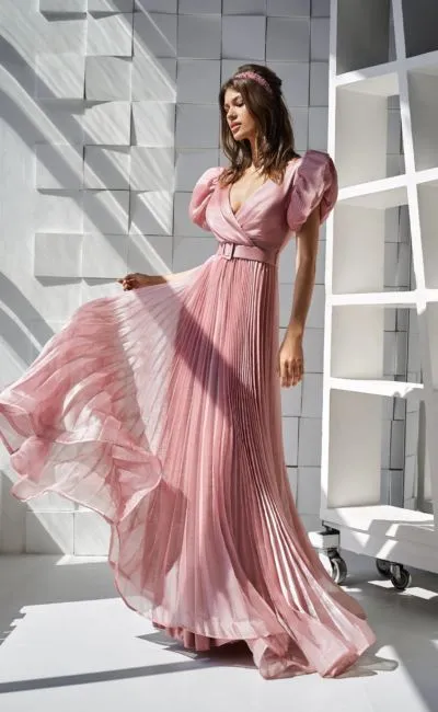 Розовое платье с широким поясом на свадьбу