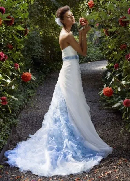 Голубое свадебное платье светлых тонов с открытой спиной