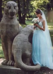Прямое свадебное платье голубое