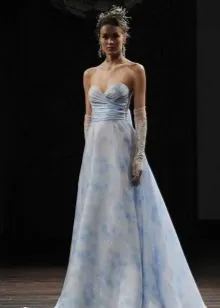Голубое свадебное платье светлых тонов со шлефом