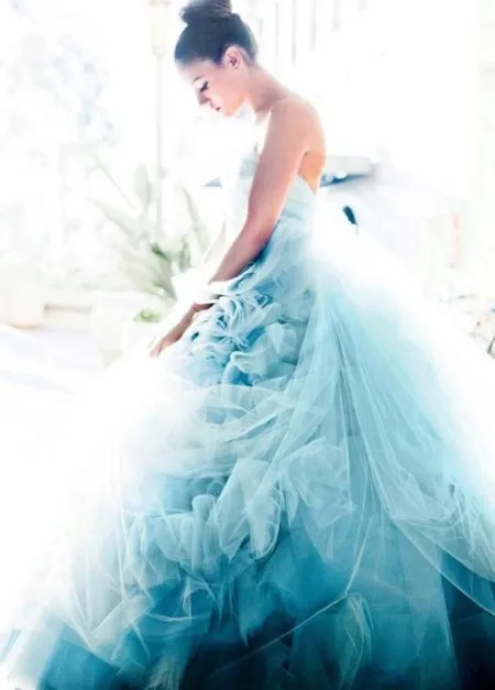 Свадебное платье с голубым градиентом
