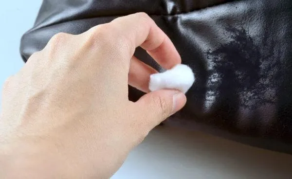 Как вывести пятно от белизны с одежды