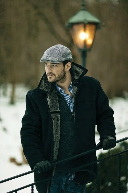 мужчина в утепленном пальто и кепке