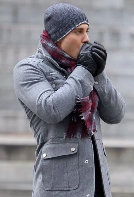 мужчина в сером пальто и красном шарфе