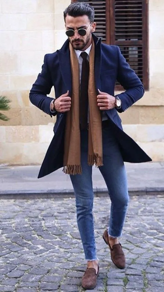 Голубые скинни,удлиненный пиджак в итальянском стиле, коричневый шарф и такого же цвета эспадрильи.